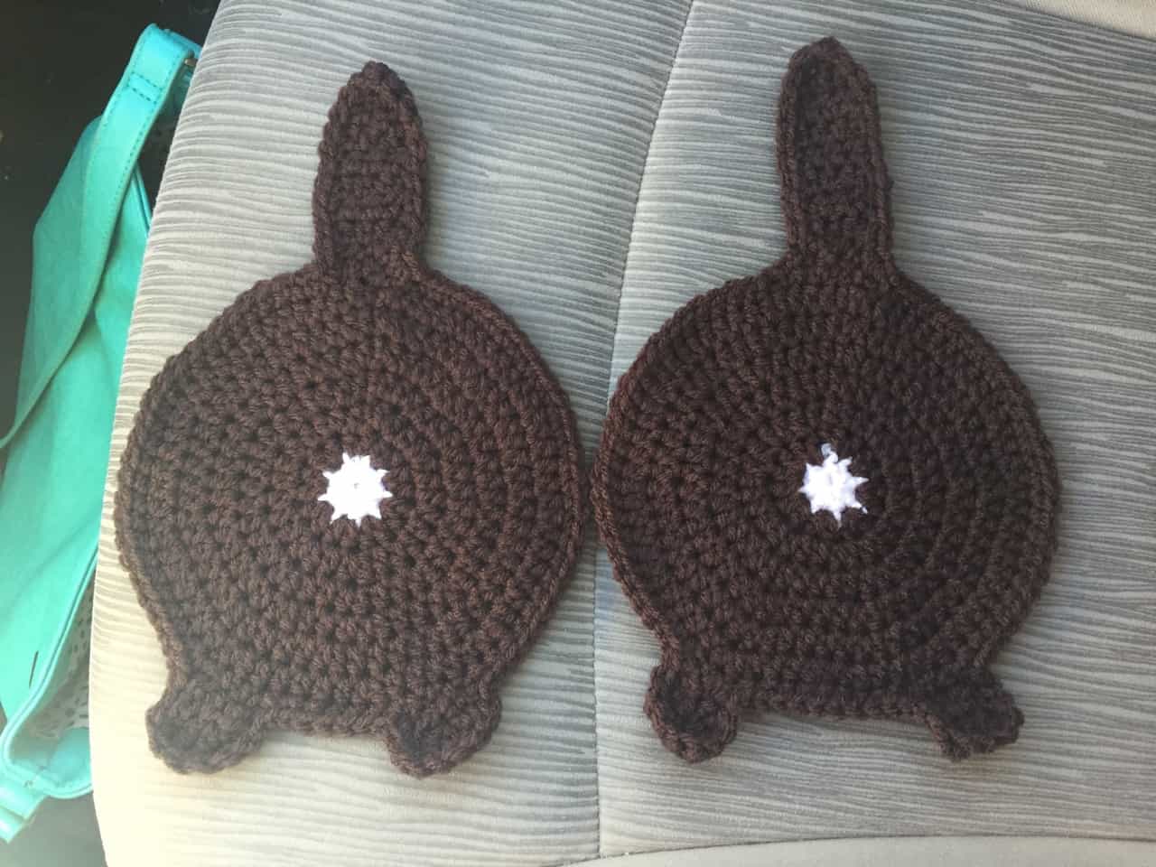 Free Cat Butt Potholder Crochet Pattern - This free cat butt potholder crochet pattern is purrrrfect for all the cat loving cooks out there. Make them as a gift, keep for yourself, or both. - We Three Shanes