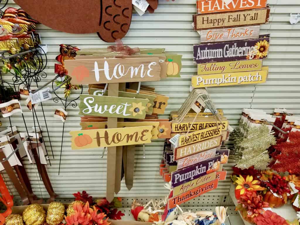 Fall sayings and cute signs to hang one your front door or walls. 