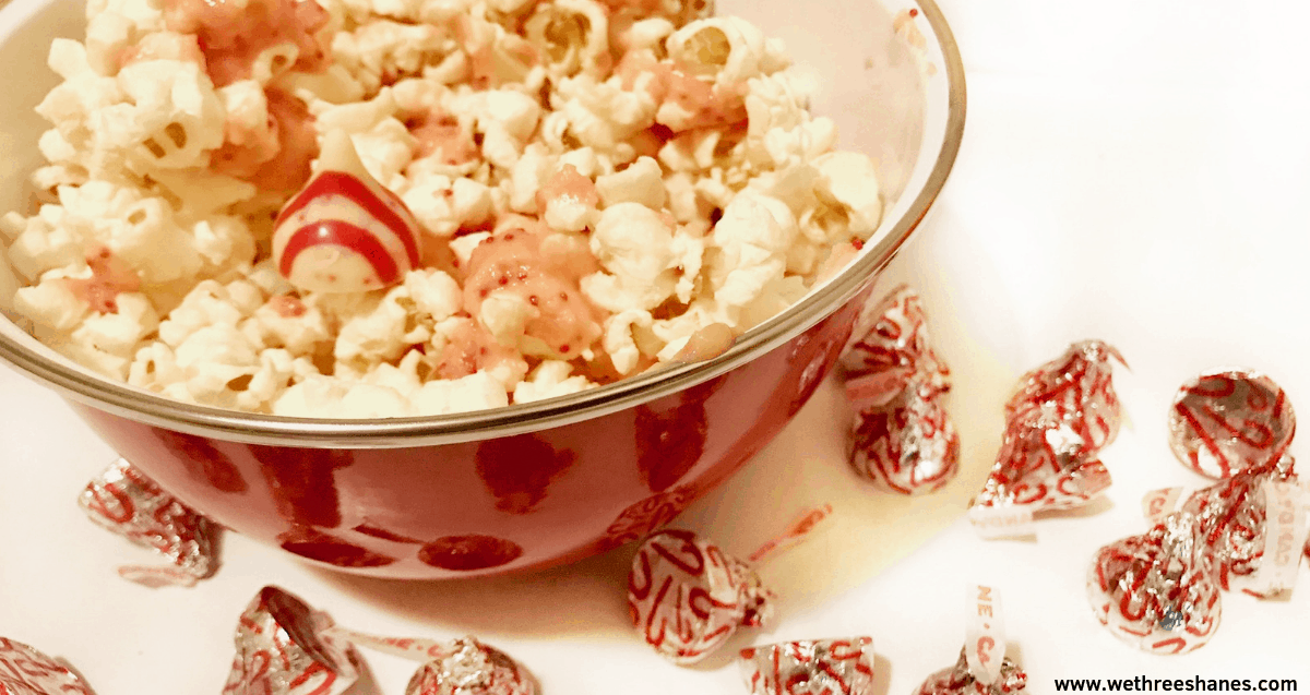 Easy Holiday White Chocolate Peppermint Popcorn