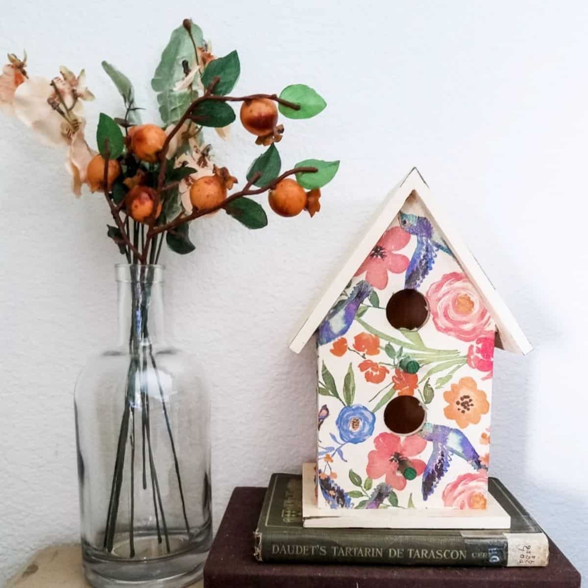 How to Decoupage a Birdhouse With Napkins