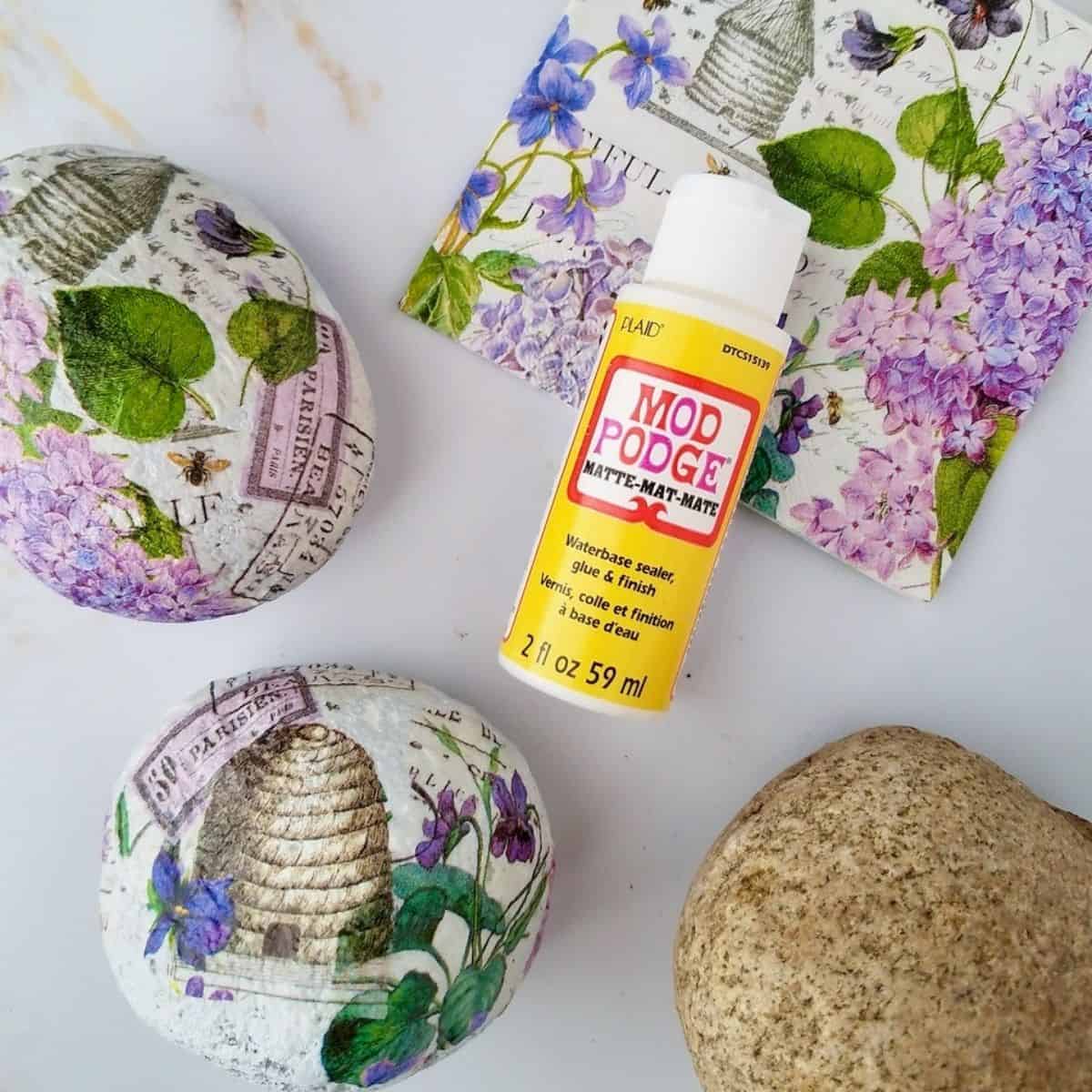 How to Decoupage Rocks With Napkins